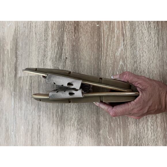 Tan Womans Thong Sandals Size 7.5 - Picture 12 of 16